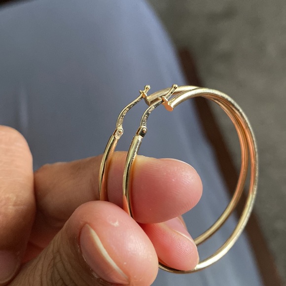 Hoop earrings 💯 real gold not filled not fake! 18karat Pawnable. Lightweight. - Picture 6 of 11